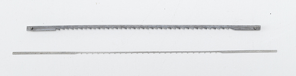 糸のこ盤は小さい図柄や文字の切り出しに最適