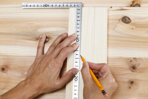 木工作業で線を簡単に引くさしがねの使い方