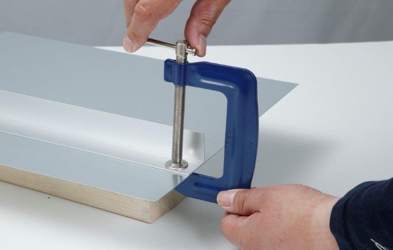 材料の固定に便利なクランプの使い方 | DIY Howto ライブラリ| 作業台などに木材や金属板などを一時的に保持
