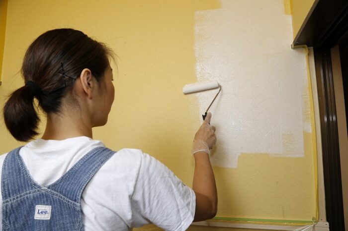 機能素材である珪藻土で壁をアレンジ、壁に珪藻土を塗る