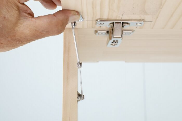 見上げる高さの収納を使いやすく、開き扉の取り付け方