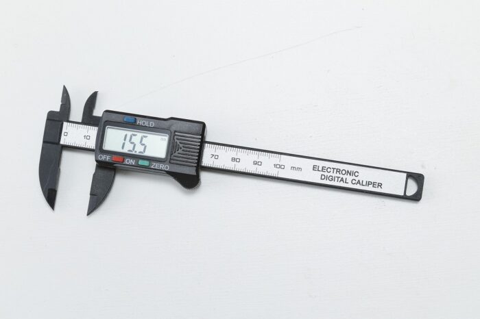 １mm以下まで正確に測れる測定器具 ノギス