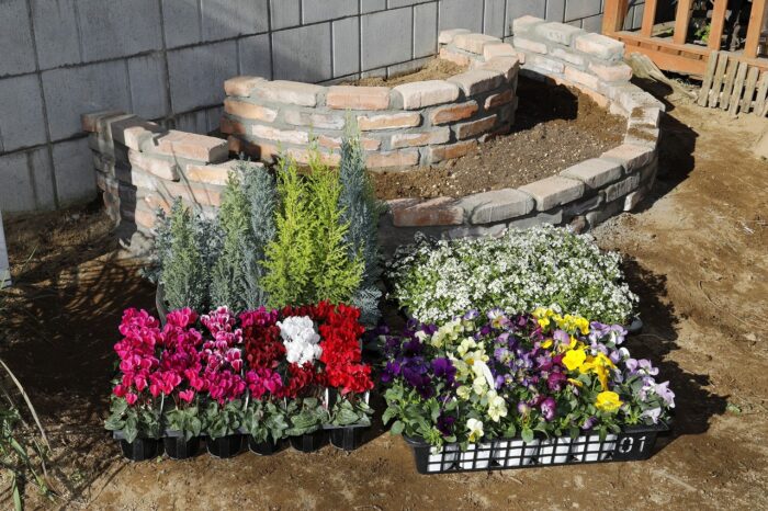 レンガを積み上て洋風ガーデンの雰囲気　レンガ花壇の作り方