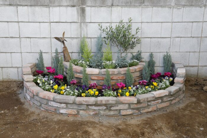 レンガを積み上て洋風ガーデンの雰囲気　レンガ花壇の作り方、山田芳照,DIY講師,DIY番組講師