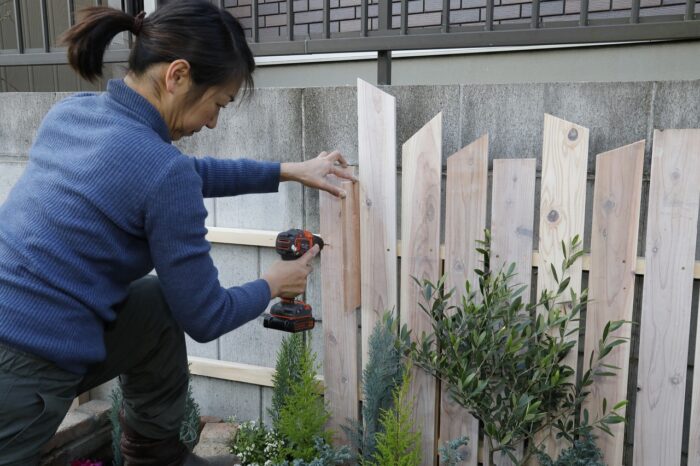 背景で植物が映える　ブロック塀に板塀を作る