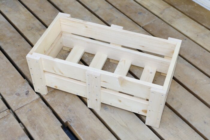 プランターボックスをオシャレに　底板付き木製カバー