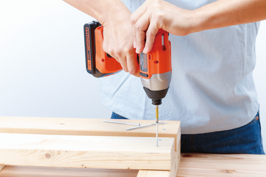 インパクトドライバー /厚い木材をパワフルにネジどめ