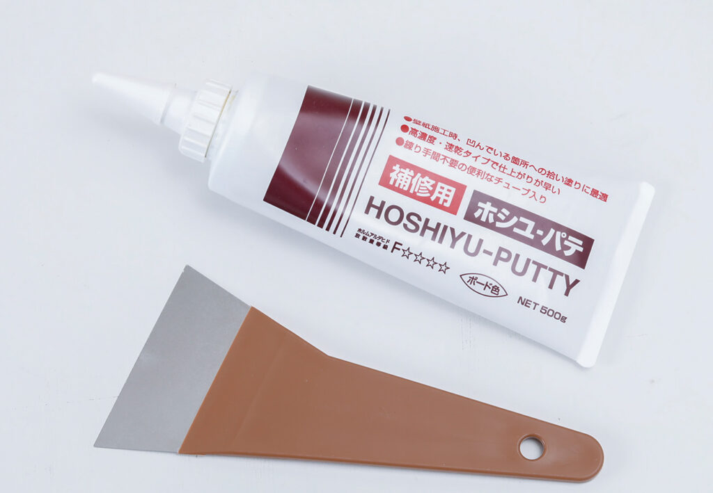 補修シートで壁にあいた大きい穴を補修する