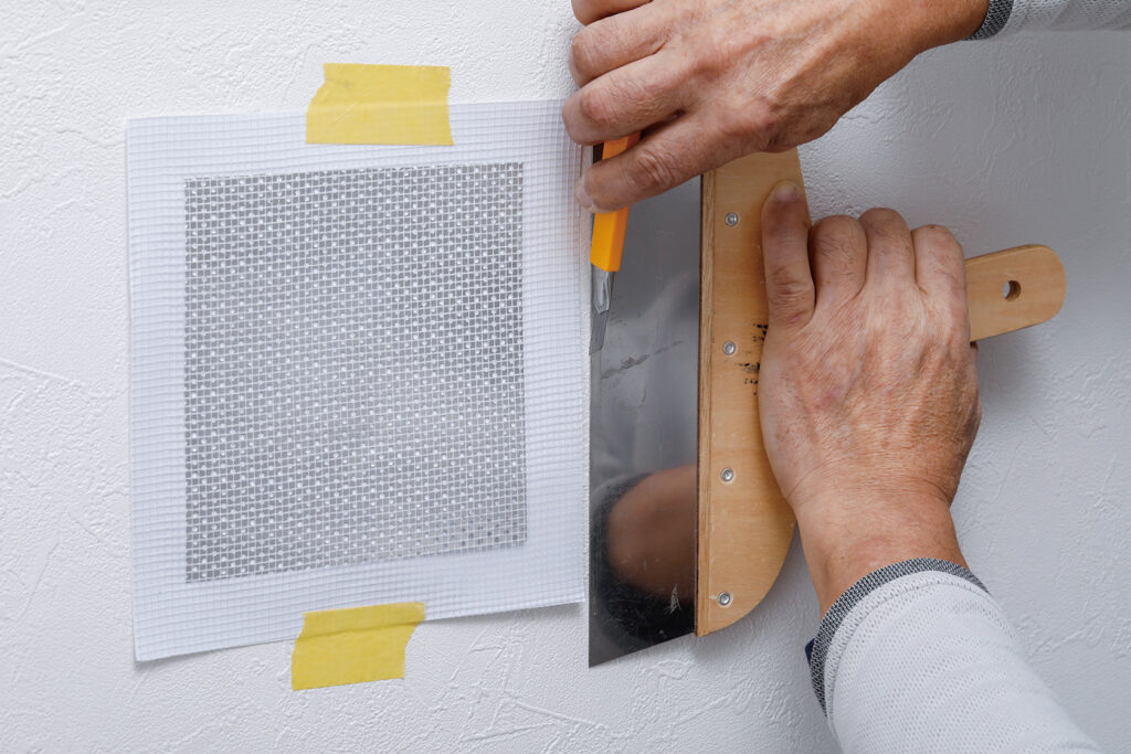 補修シートで壁にあいた大きい穴を補修する