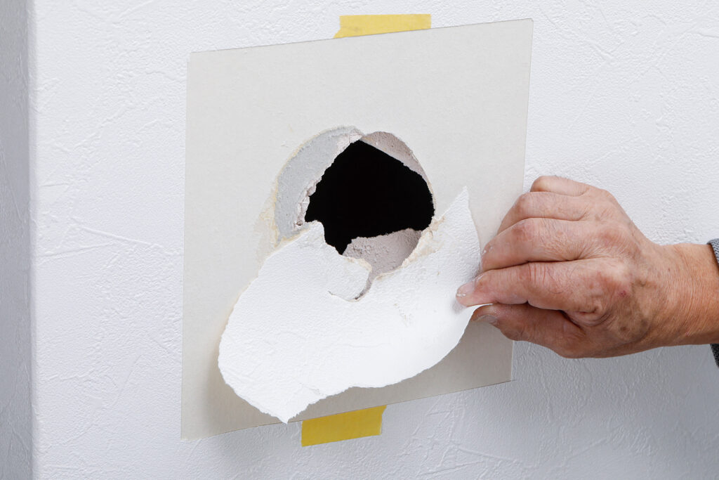 補修シートで壁にあいた大きい穴を補修する