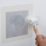 補修シートで壁にあいた大きい穴を補修する