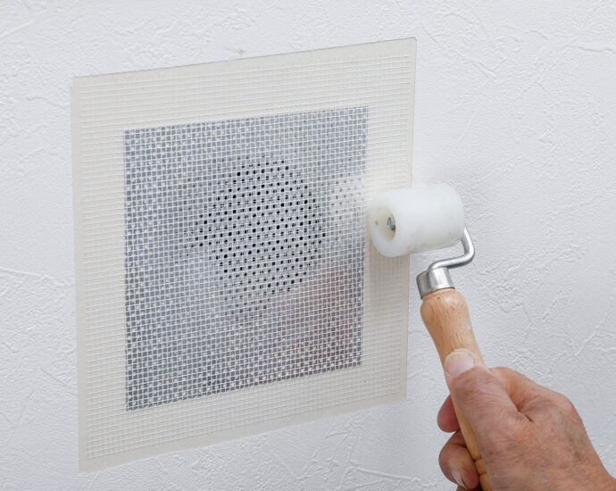 補修シートで壁にあいた大きい穴を補修する