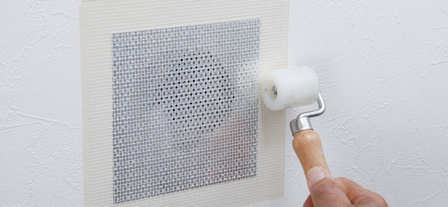 補修シートで壁にあいた大きい穴を補修する