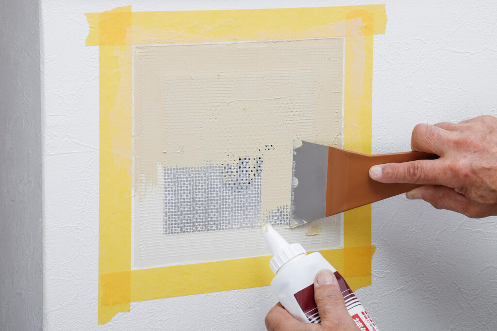 補修シートで壁にあいた大きい穴を補修する