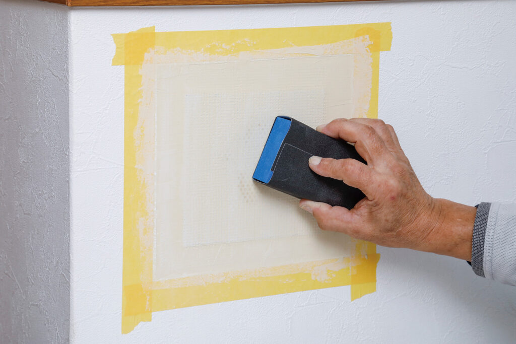 補修シートで壁にあいた大きい穴を補修する