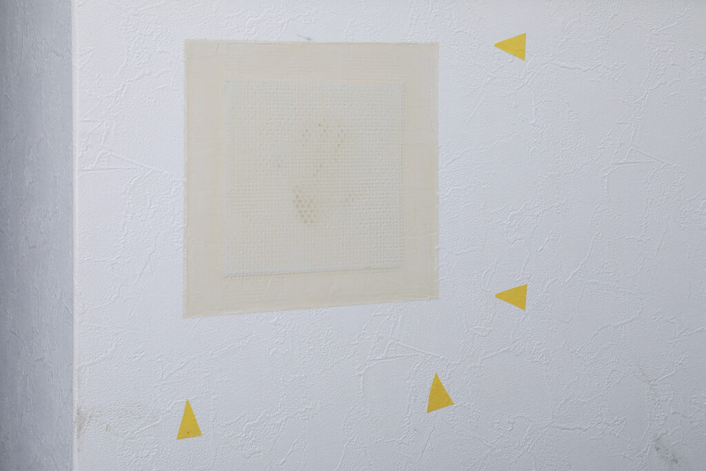 補修シートで壁にあいた大きい穴を補修する