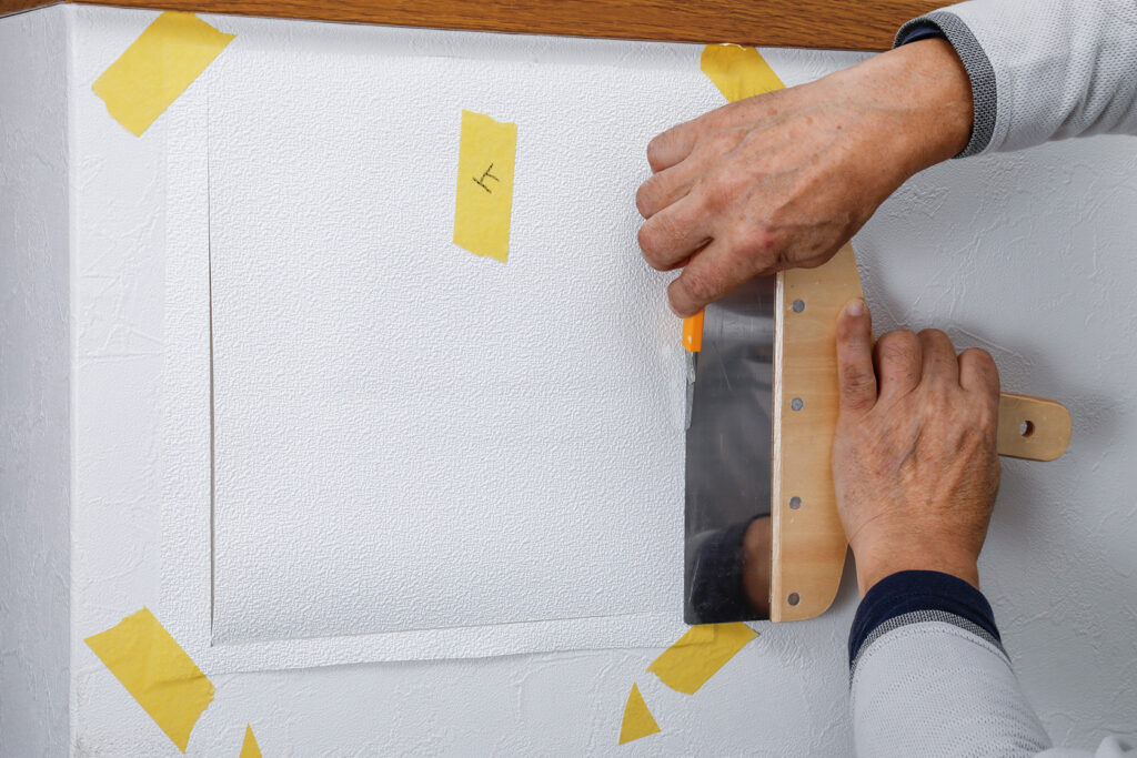 補修シートで壁にあいた大きい穴を補修する