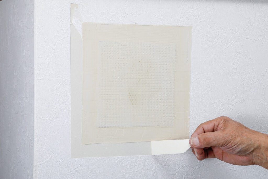 補修シートで壁にあいた大きい穴を補修する