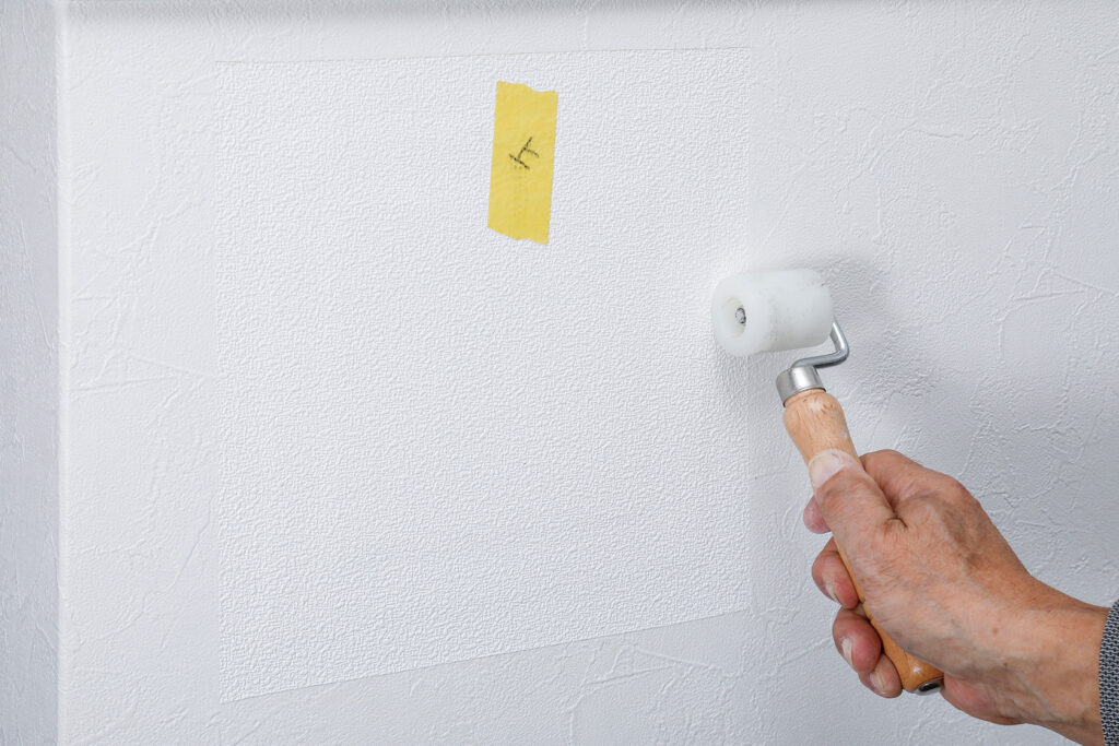 補修シートで壁にあいた大きい穴を補修する