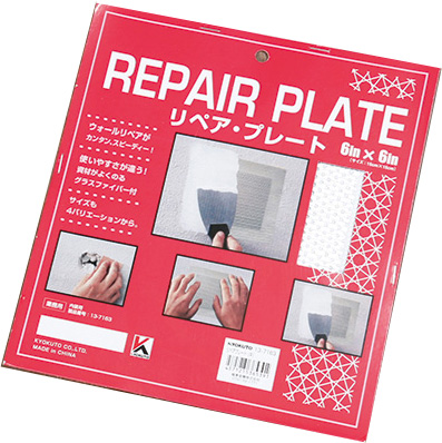 補修シートで壁にあいた大きい穴を補修する