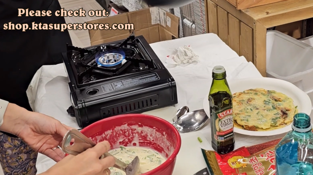 韓国風パンケーキの作り方をKTAのお店の中で実演