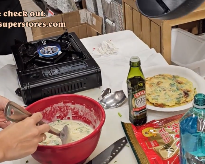 韓国風パンケーキの作り方をKTAのお店の中で実演