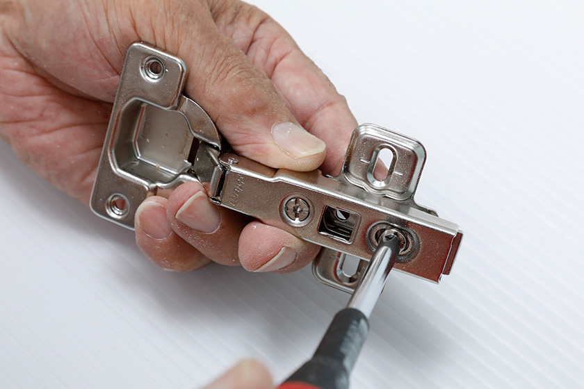 開き扉をスライド丁番で取りつける方法