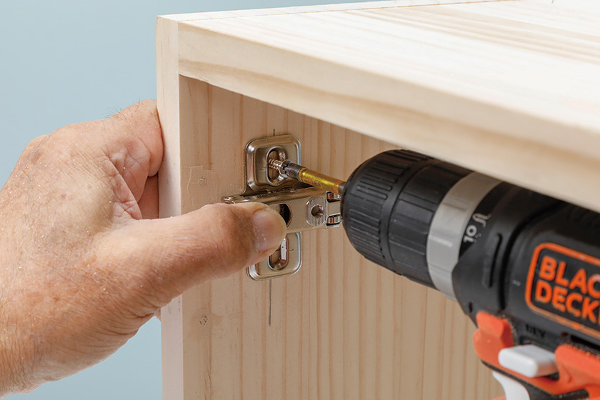 開き扉をスライド丁番で取りつける方法