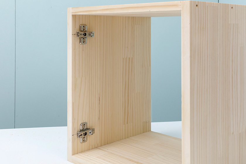 開き扉をスライド丁番で取りつける方法