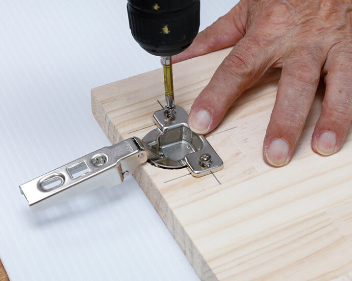 開き扉をスライド丁番で取りつける方法