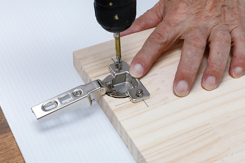 開き扉をスライド丁番で取りつける方法