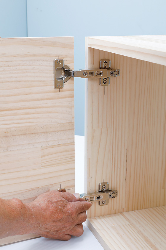 開き扉をスライド丁番で取りつける方法