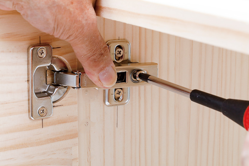 開き扉をスライド丁番で取りつける方法