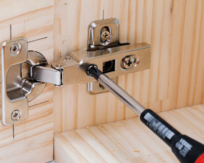 開き扉をスライド丁番で取りつける方法