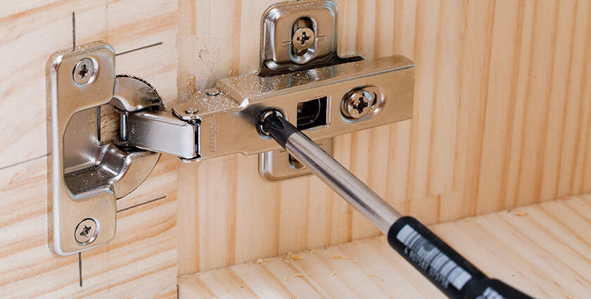 開き扉をスライド丁番で取りつける方法