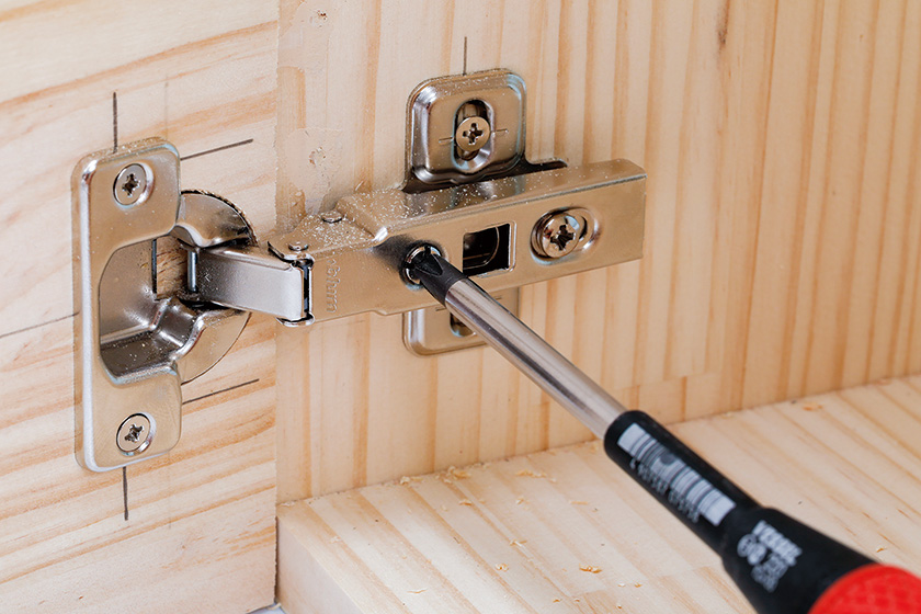 開き扉をスライド丁番で取りつける方法