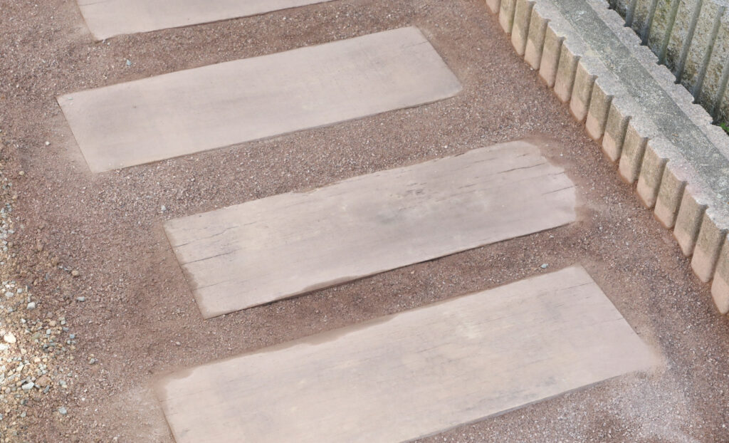 枕木特有の風合いがどんなスタイルにもマッチ　枕木アプローチ