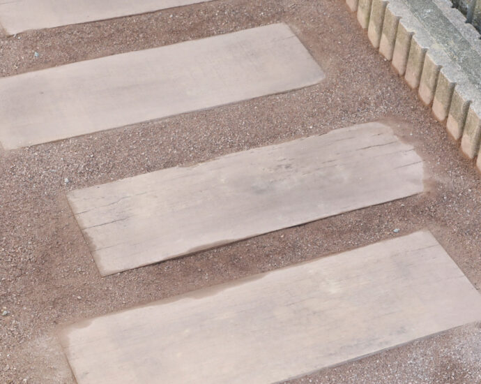 枕木特有の風合いがどんなスタイルにもマッチ 枕木アプローチ