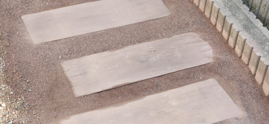 枕木特有の風合いがどんなスタイルにもマッチ　枕木アプローチ