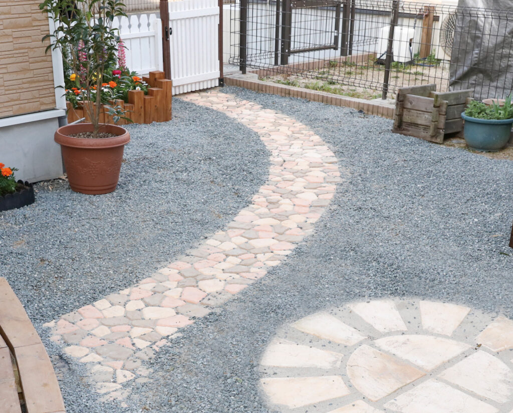 おしゃれな小道に様変わり ジョイントレンガアプローチ