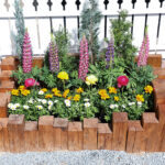 木の温もりが草花の美しさを引き立てる　ウッド花壇