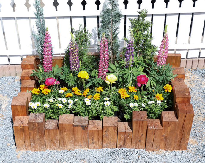木の温もりが草花の美しさを引き立てる　ウッド花壇