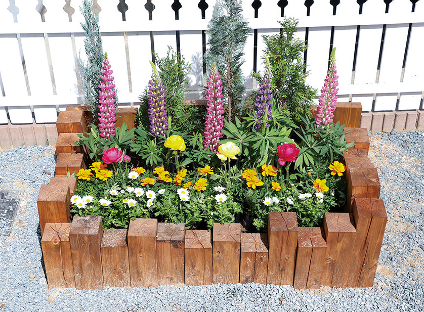 木の温もりが草花の美しさを引き立てる　ウッド花壇