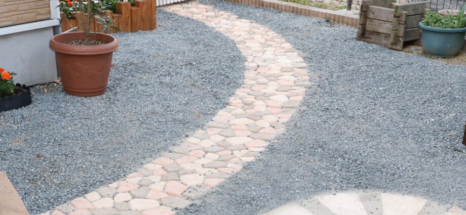 おしゃれな小道に様変わり ジョイントレンガアプローチ