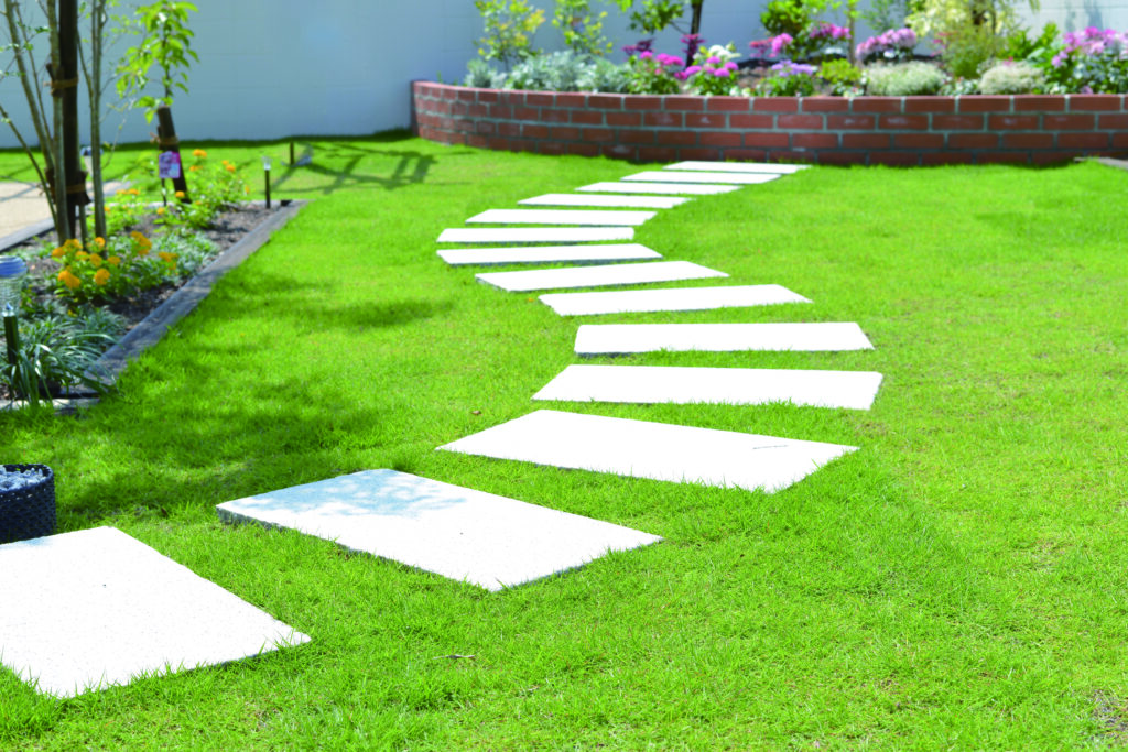 見た目に美しく花壇の花とも相性抜群　芝の張り方