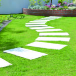 見た目に美しく花壇の花とも相性抜群　芝の張り方