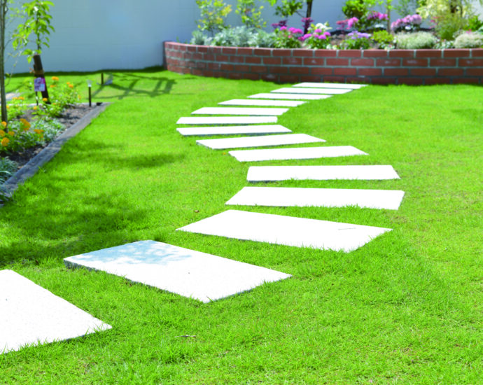 見た目に美しく花壇の花とも相性抜群　芝の張り方