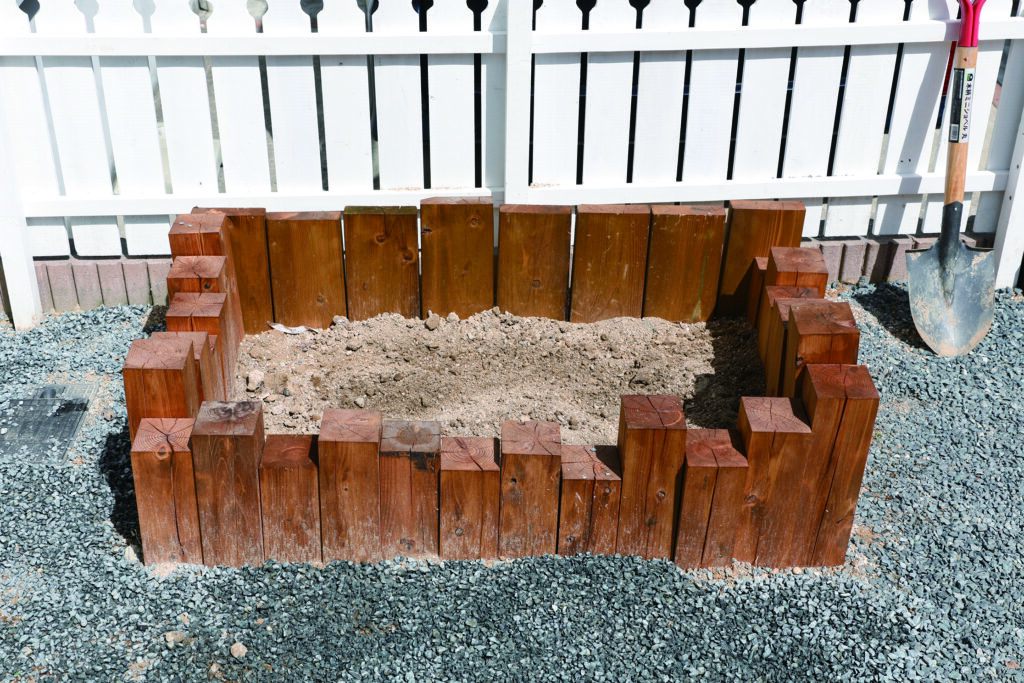 木の温もりが草花の美しさを引き立てる　ウッド花壇