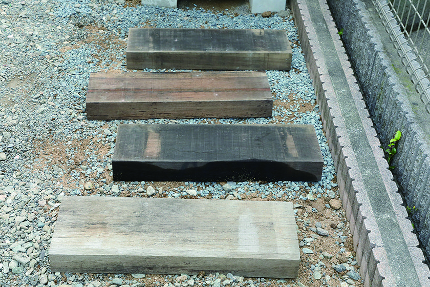 枕木特有の風合いがどんなスタイルにもマッチ　枕木アプローチ