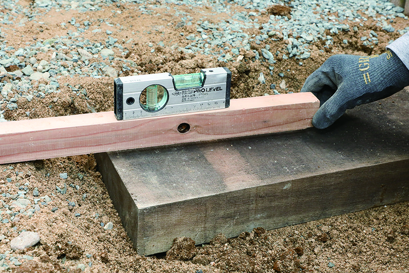 枕木特有の風合いがどんなスタイルにもマッチ　枕木アプローチ